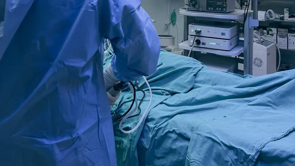Advantages of Auto-Brightness Adjustment in Endoscopic Surgical Monitors
