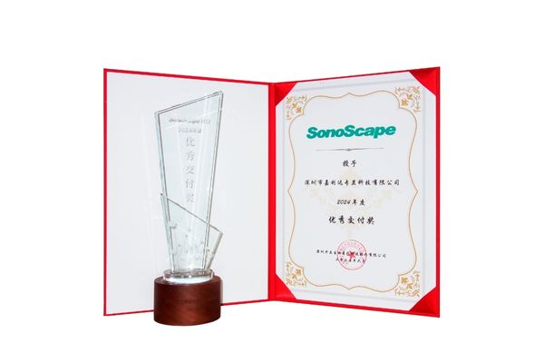 Reshin receiving the 2024 Outstanding Delivery Award from SonoScape