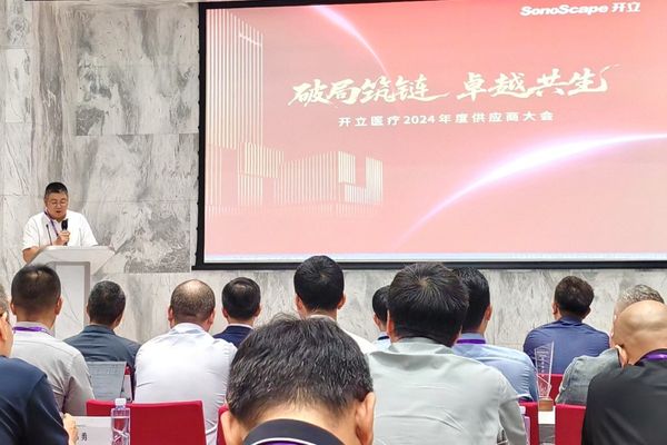 A photo of Reshin's chairman giving a speech at the award ceremony