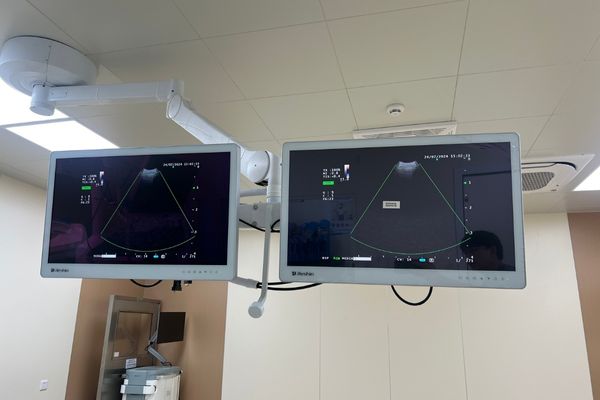 Ceiling-mounted installation of MS270P 27-inch FHD Surgical Monitor