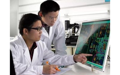 Laboratory engineers using Reshin custom display for circuit design and testing