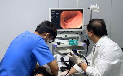 Doctors performing an endoscopy procedure with clear intraluminal images displayed on the monitor