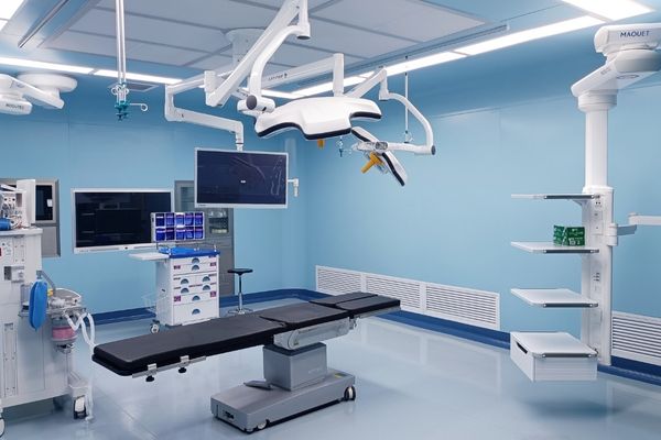 Hybrid operating room setup with MS430PC 42.5-inch 4K UHD surgical monitor
