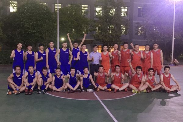 Reshin company basketball friendship match, employees in red and blue teams posing after game