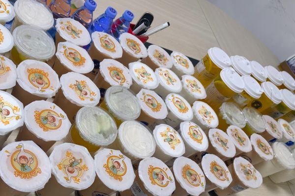 Reshin monthly employee birthday welfare event, neatly arranged milk tea and drinks