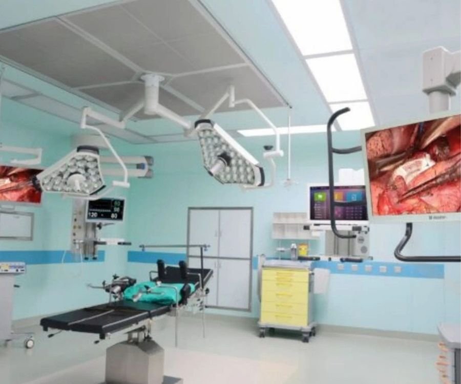 Monitores de grado médico Reshin en un quirófano moderno