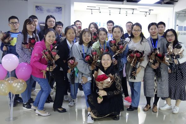 Reshin Women’s Day welfare event, female employees holding flower bouquets for group photo