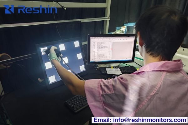 Reshin engineers demonstrating DICOM calibration dashboards with luminance stability tracking and gamma verification workflow.