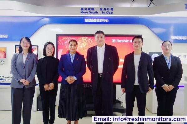 UAE Consul General Ms. Mariam Alshamsi and delegation touring Reshin’s showroom to experience medical-grade displays and 4K surgical visualization systems.