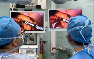 In the operating room, Reshin medical monitors connected to Richard Wolf system, displaying high-definition laparoscopic surgical images while two surgeons operate.
