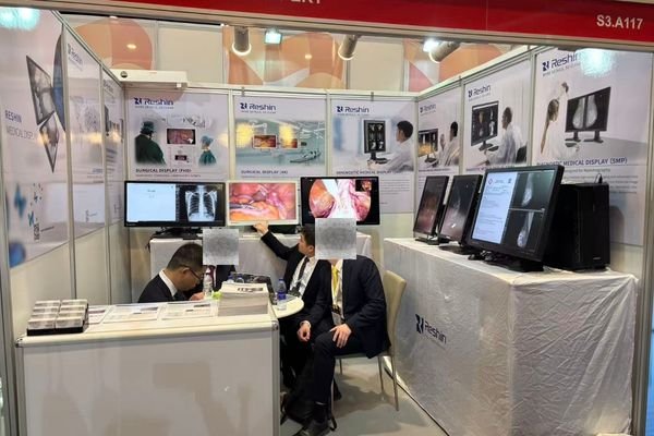 Signal chain reliability: source compatibility and switching behavior for medical display integration