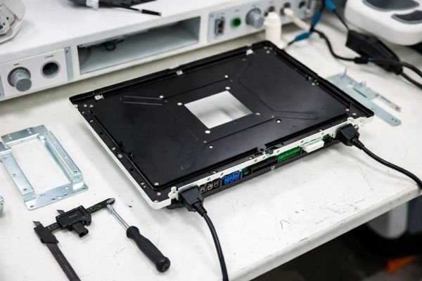 Mechanical and I/O interface customization for a standalone medical-grade monitor at an engineering bench