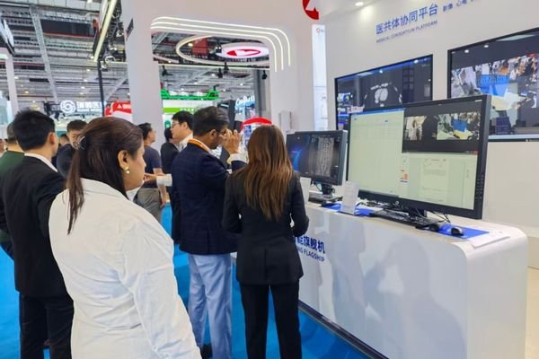 Onsite discussion focusing on real-world signal-chain stability, mounting/cleaning readiness, and lifecycle governance