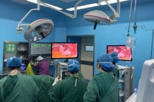 Monitores quirúrgicos integrados en un quirófano para la visualización intraoperatoria
