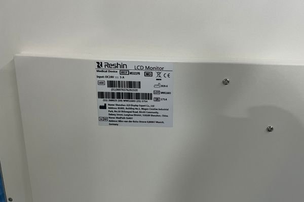 Rear product identification label of the Reshin MS321PB medical display monitor showing model information, UDI, manufacturing date and traceability identification.