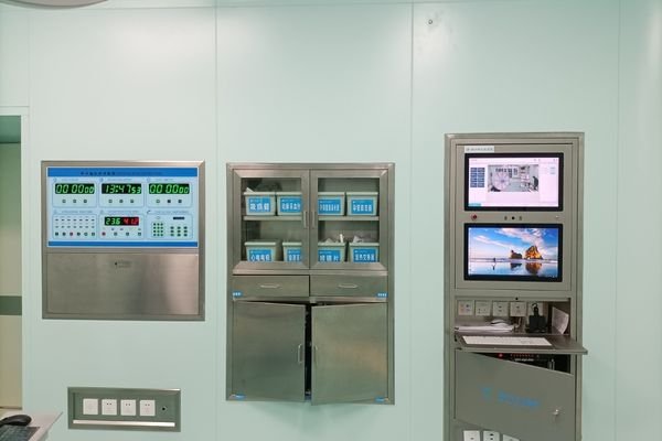 An image showing a medical display OEM project timeline from requirement review to configuration freeze, first article inspection, pilot production, and repeat supply