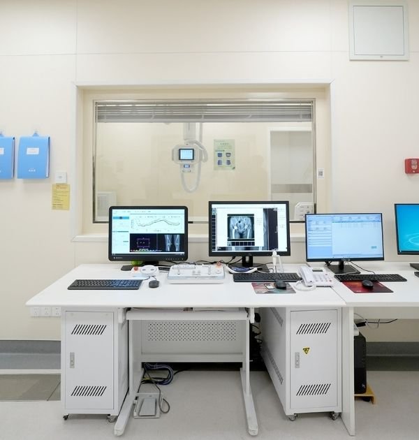Radiology DR and CT workstation environment with multiple medical displays