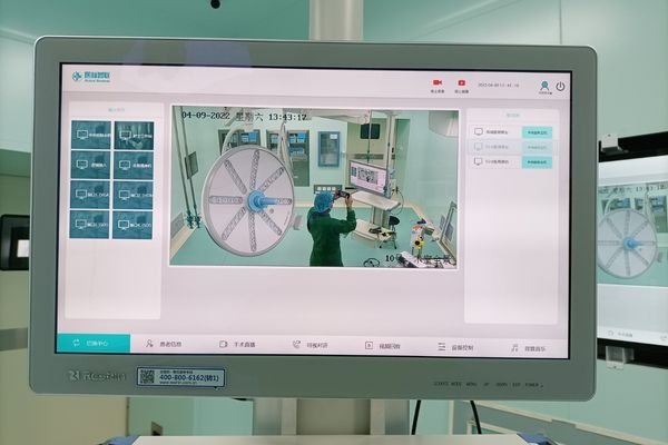 An image showing an OEM medical display project moving from engineering sample approval to first article inspection and pilot production, with checkpoints for configuration, records, and release decision